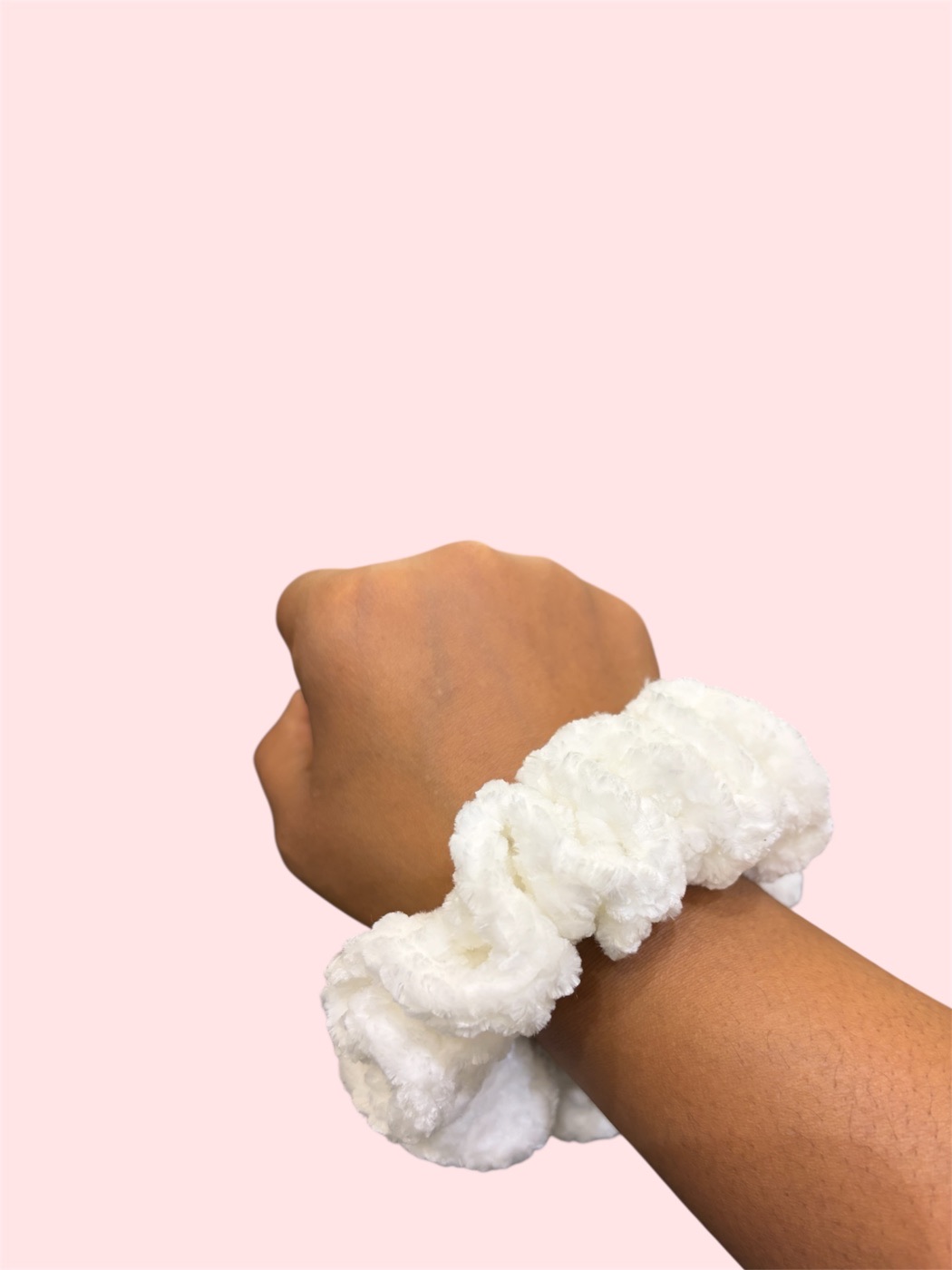 White velvet — handmade crochet accessories in the UAE
